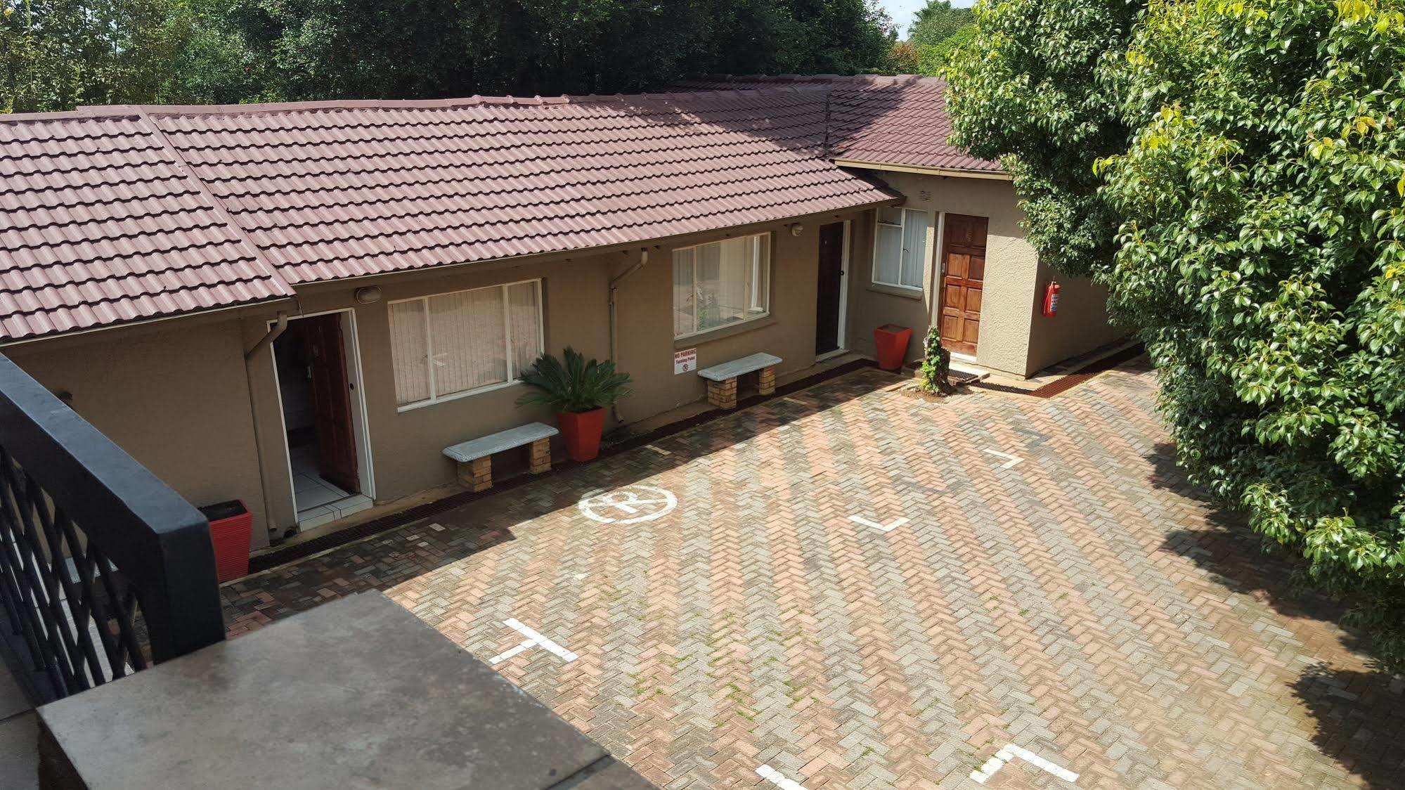 African Sky Guest House Krugersdorp Exterior foto